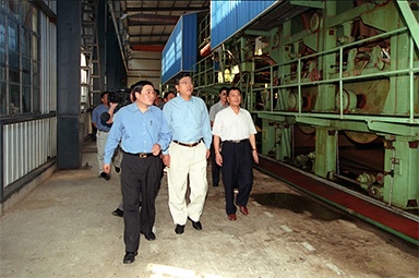 2000年9月19日，時任浙江省委書記張德江一行視察公司