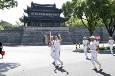 笑臉與熱情刷屏！這名火炬手是景興人！